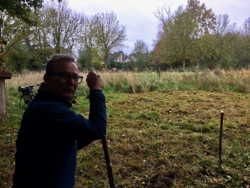 Mart kijkt tevreden uit over de kriekenweide na een dag heerlijk voldoenend werk verricht te hebben